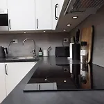Moderne Sentralt Pa Tromsoya 아파트